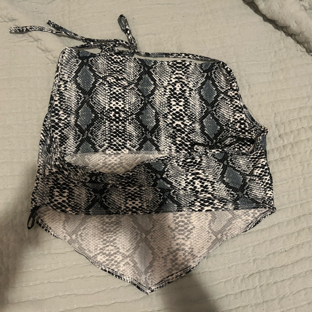 SHEIN Black and White Snake Print Women Shorts
